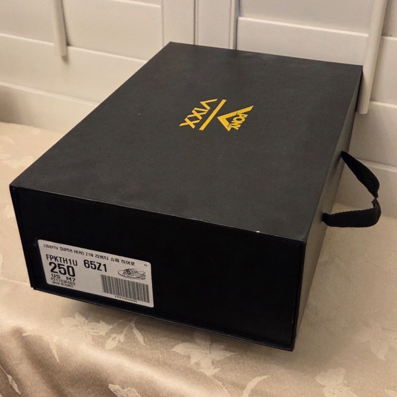 VIXX PONY "Liberty" Limited Edition SUPER HERO Black Sneakers 'RARE' KPOP - Picture 3 of 15
